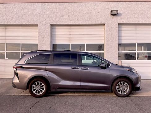 Used 2024 Toyota Sienna LE image 1
