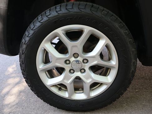 Used 2017 Jeep Renegade Latitude w/ Cold Weather Group AWD/4WD image 42
