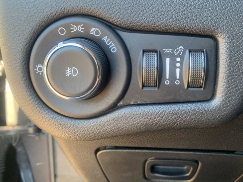 Used 2019 Jeep Cherokee Latitude Plus image 12