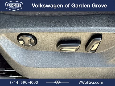 Used 2024 Volkswagen Atlas SE w/ Panoramic Sunroof Package FWD image 17