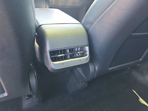 Used 2022 Tesla Model Y Long Range AWD/4WD image 21