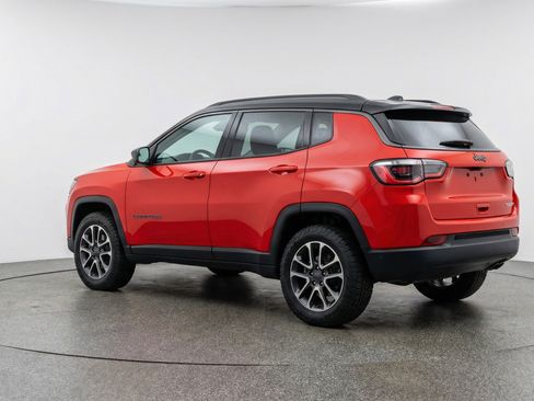 Used 2025 Jeep Compass Trailhawk image 6
