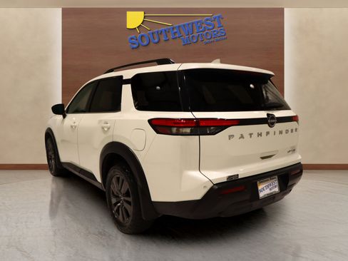 Used 2022 Nissan Pathfinder SV image 2