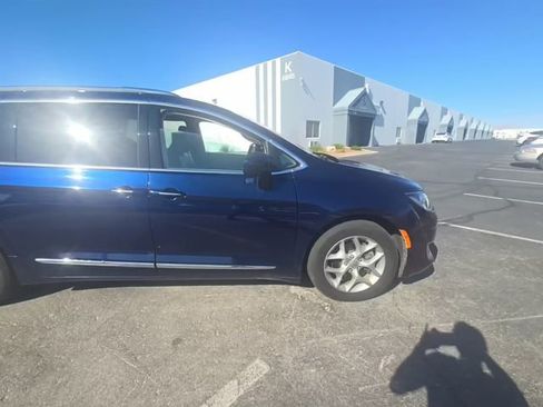 Used 2019 Chrysler Pacifica Touring-L Plus w/ Advanced Safetytec Group FWD image 3