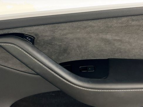 Used 2024 Tesla Model Y Long Range AWD/4WD image 31