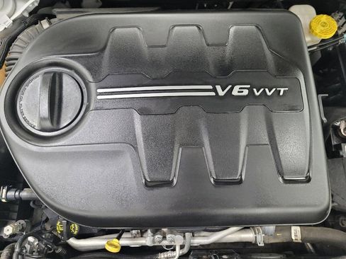 Used 2018 Jeep Cherokee Latitude Plus w/ Comfort/Convenience Group image 30