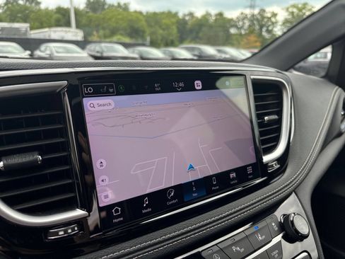 Used 2025 Chrysler Pacifica Limited FWD image 20