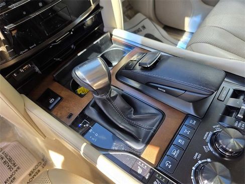 Used 2020 Lexus LX 570 4WD w/ Luxury Package image 15