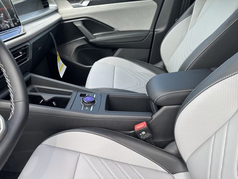 New 2026 Volkswagen Tiguan SE FWD image 25