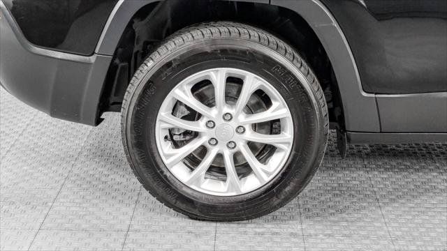 Used 2020 Jeep Cherokee Latitude AWD/4WD image 32