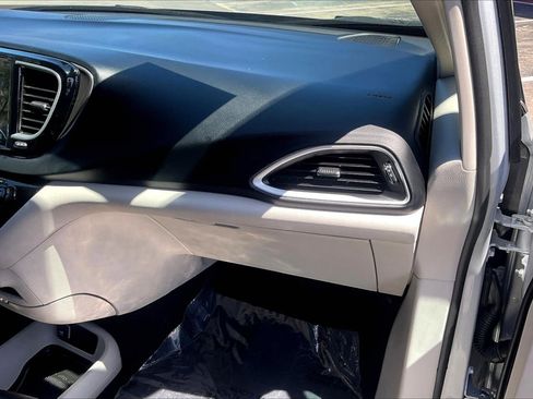Used 2024 Chrysler Pacifica Touring-L FWD image 13