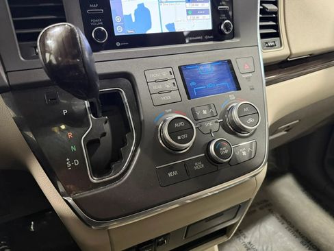 Used 2018 Toyota Sienna XLE w/ XLE Navigation Package FWD image 23