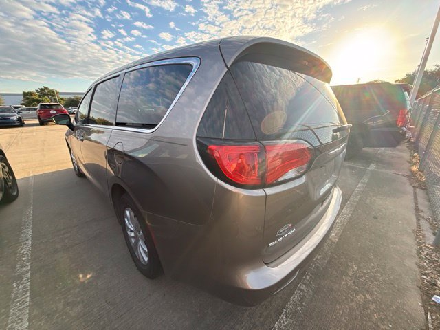 Used 2017 Chrysler Pacifica Touring w/ Tire & Wheel Group FWD image 8