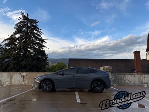 Used 2025 Toyota Prius LE FWD image 4