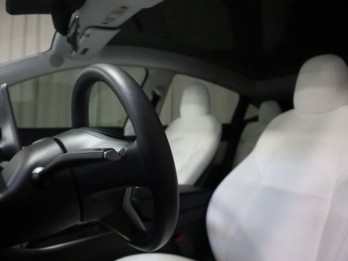 Used 2021 Tesla Model Y Long Range image 15