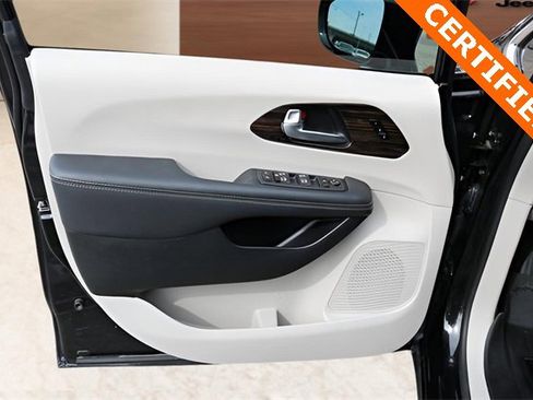 Used 2023 Chrysler Pacifica Limited image 10