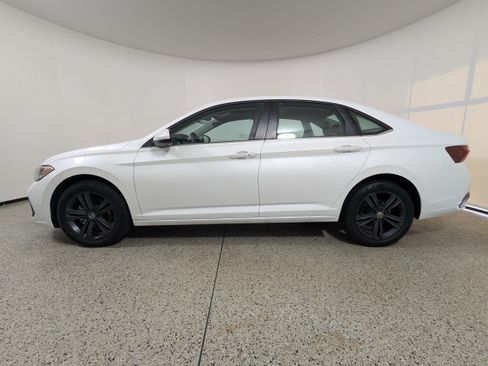 Used 2024 Volkswagen Jetta SE w/ Panoramic Sunroof Package FWD image 4