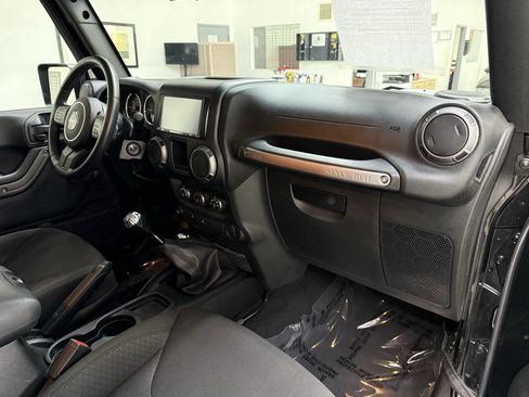 Used 2018 Jeep Wrangler Sport AWD/4WD image 15