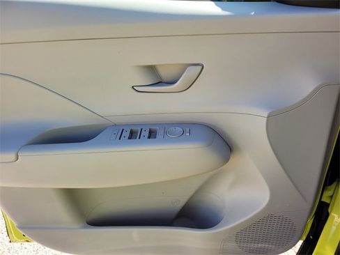 Used 2025 Hyundai Kona SEL image 18