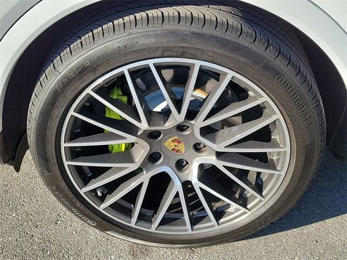 Certified 2022 Porsche Cayenne Platinum Edition image 12