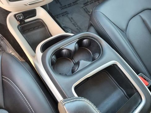 Used 2024 Chrysler Pacifica Touring-L image 25