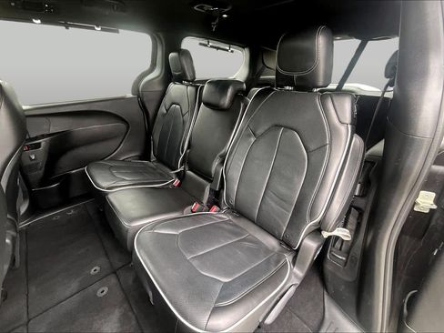 Used 2018 Chrysler Pacifica Limited w/ S Appearance Package FWD image 19