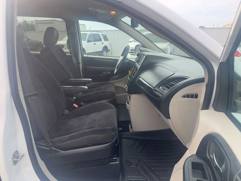 Used 2019 Dodge Grand Caravan SE w/ UConnect Hands-Free Group FWD image 18