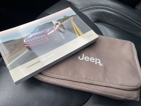 Used 2017 Jeep Cherokee Limited image 60