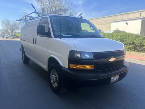 Used 2019 Chevrolet Express 3500 w/ Driver Convenience Package image 5