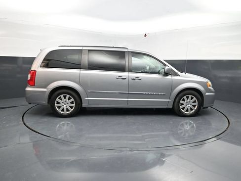 Used 2016 Chrysler Town & Country Touring w/ Driver Convenience Group FWD image 11
