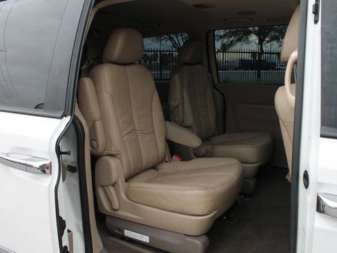 Used 2012 Kia Sedona EX w/ Luxury Pkg FWD image 22