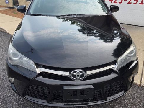 Used 2016 Toyota Camry SE w/ Moonroof Package FWD image 2