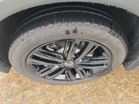 Used 2022 Volkswagen Tiguan SE R-Line image 10