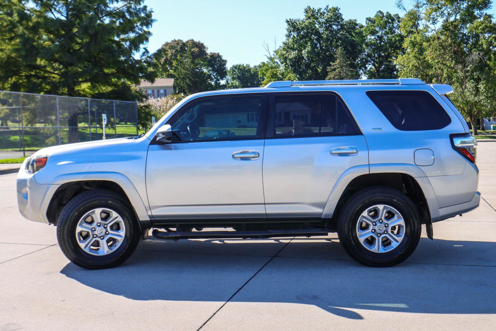 Used 2015 Toyota 4Runner SR5 AWD/4WD image 4