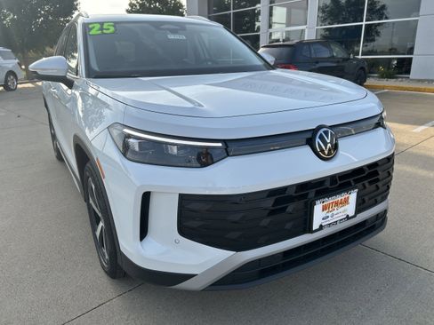 New 2025 Volkswagen Tiguan SE image 2