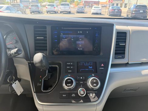 Used 2017 Toyota Sienna LE AWD/4WD image 22