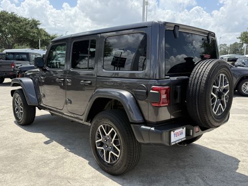 Used 2025 Jeep Wrangler Unlimited Sahara AWD/4WD image 7