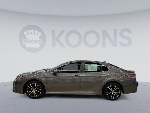 Used 2019 Toyota Camry SE image 2