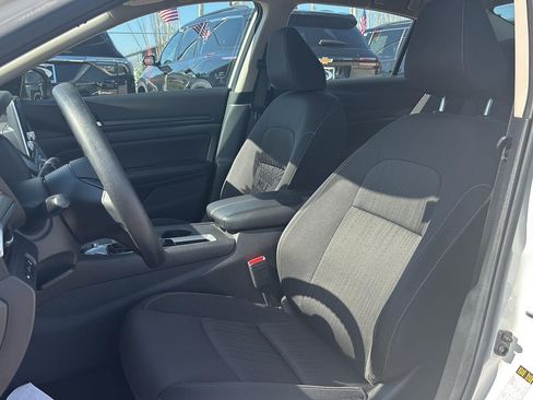 Used 2025 Nissan Altima 2.5 SV FWD image 12