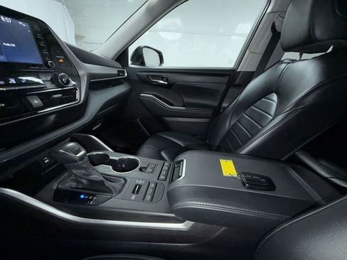 Used 2022 Toyota Highlander XLE image 22