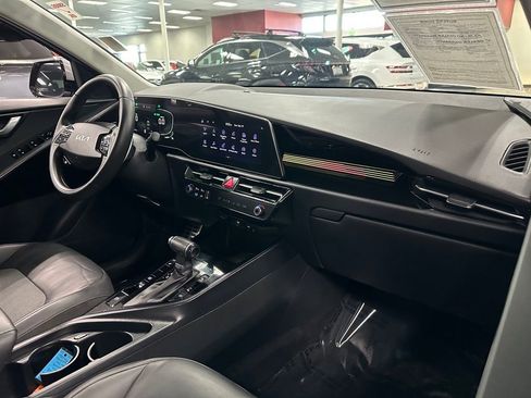 Used 2023 Kia Niro EX Touring image 31