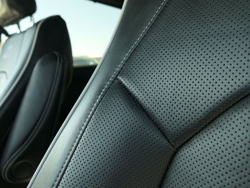 Used 2025 Chrysler Pacifica Limited image 12