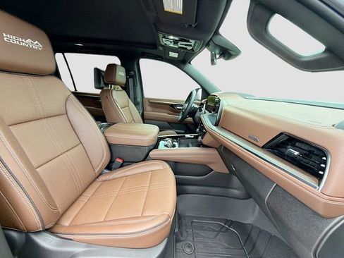 Used 2026 Chevrolet Suburban High Country AWD/4WD image 16