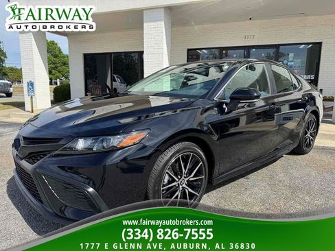 Used 2024 Toyota Camry SE image 2