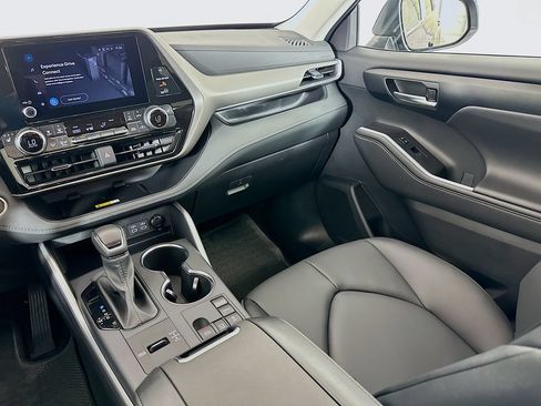 Used 2025 Toyota Highlander XLE FWD image 24
