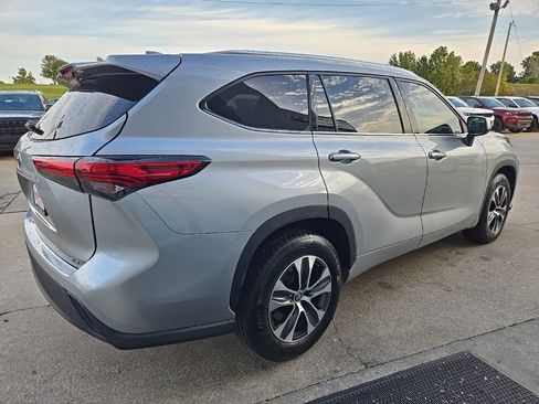 Used 2021 Toyota Highlander XLE image 11