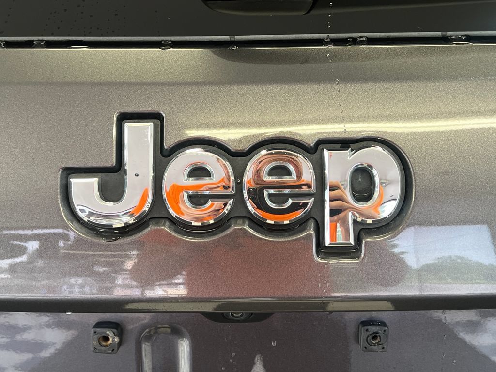 Used 2021 Jeep Grand Cherokee Laredo AWD/4WD image 12