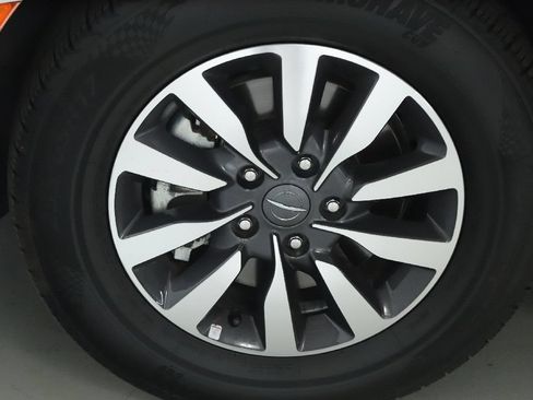 Used 2024 Chrysler Pacifica Limited FWD image 37