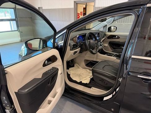 Used 2022 Chrysler Pacifica Limited FWD image 11