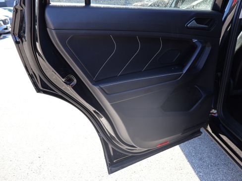 Used 2022 Volkswagen Tiguan SE w/ Panoramic Sunroof Package AWD/4WD image 20